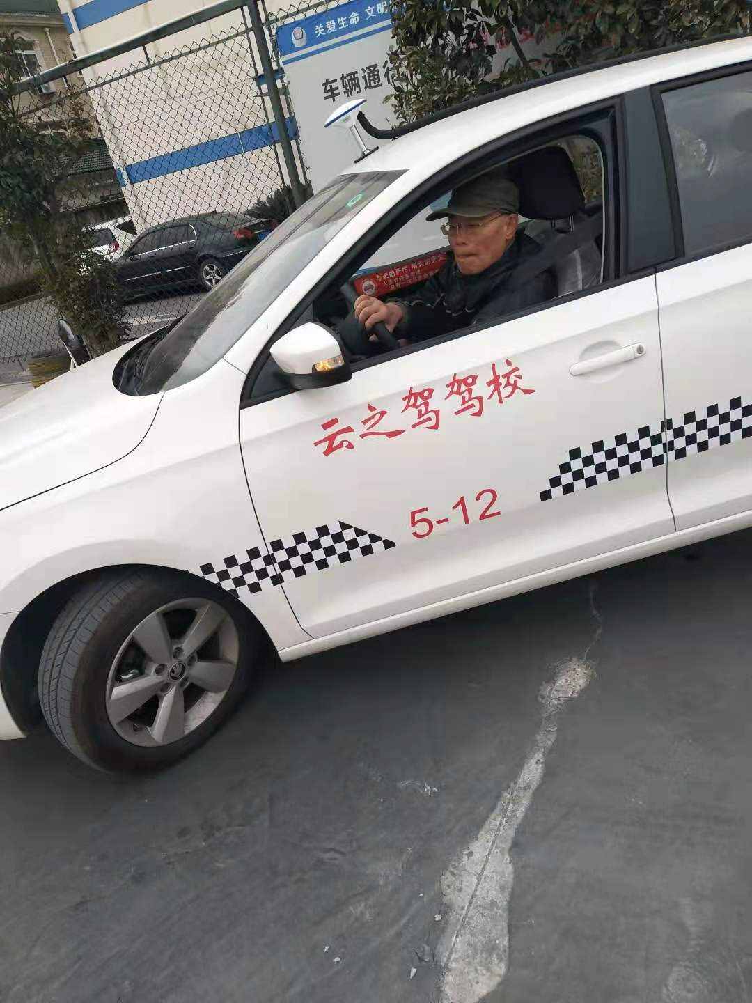 考驾照的老人们：73岁拿照要开车去云南，82岁连挂不言弃