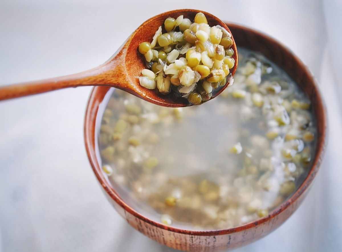 煮绿豆汤，直接下锅煮不对，大厨教你一招，粒粒开花，清凉又解渴