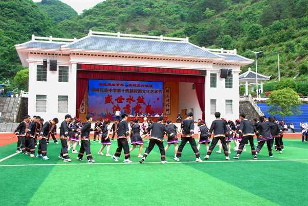 剑河民族中学举行“喜迎建党百年，奋斗复兴征程”水鼓舞展示活动