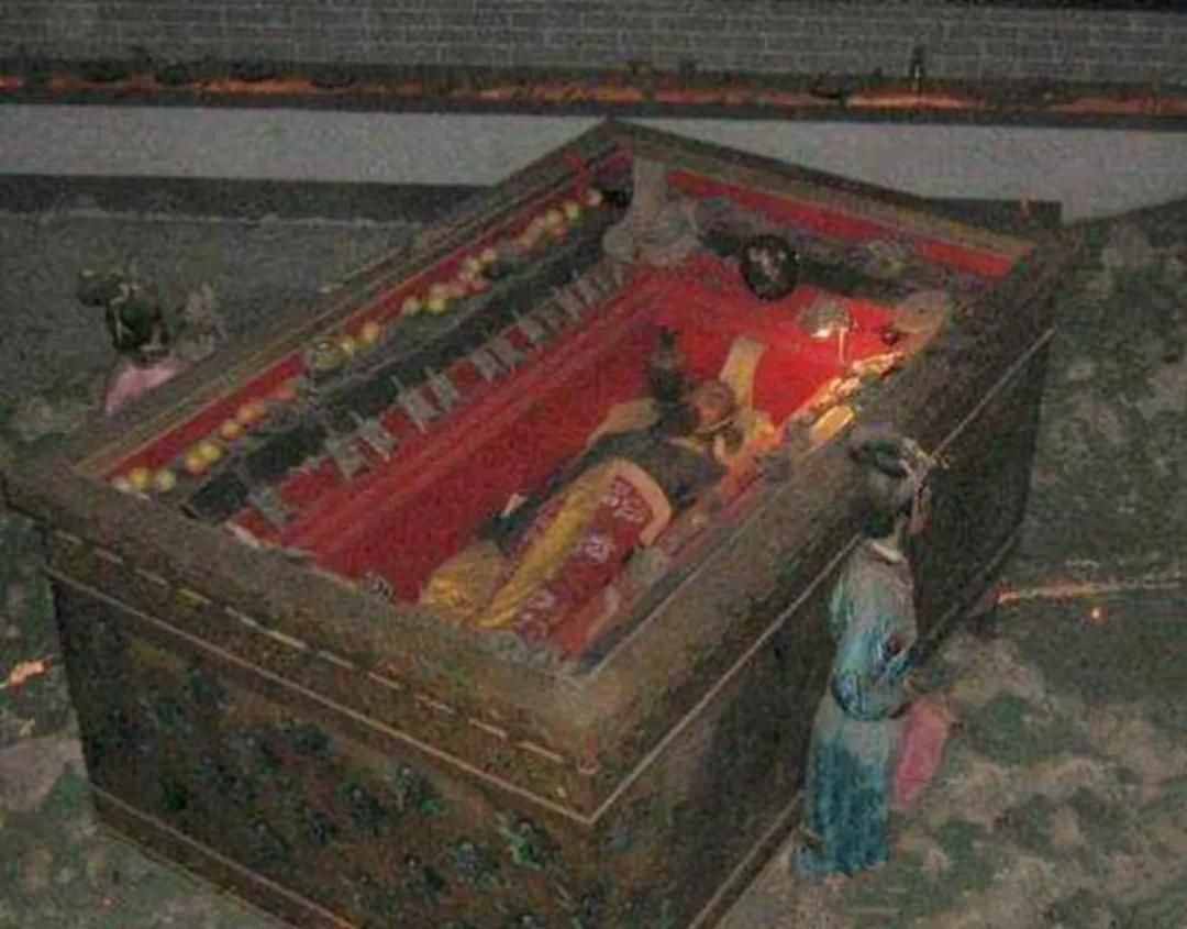 为什么秦始皇的尸体被放置两个月、发臭生蛆了才下葬？且行且珍惜