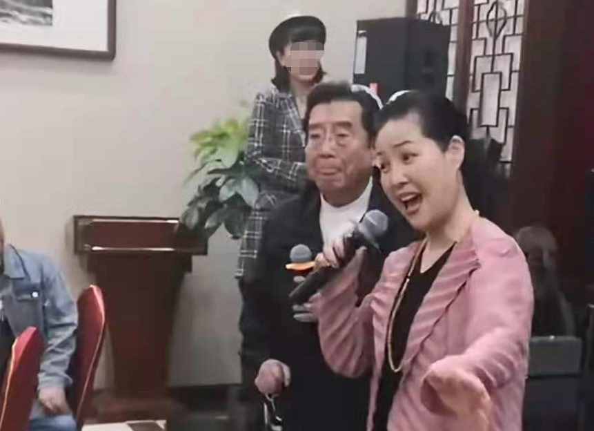 82岁李双江带梦鸽聚会，与妻合唱满脸通红，楼上楼下观众起立拍照