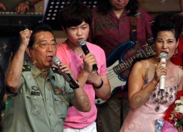 82岁李双江带梦鸽聚会，与妻合唱满脸通红，楼上楼下观众起立拍照