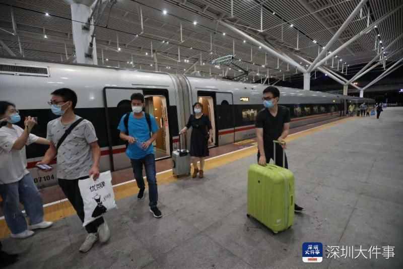 南都直击：离穗新规生效，广州南始发抵深高铁多节车厢无人