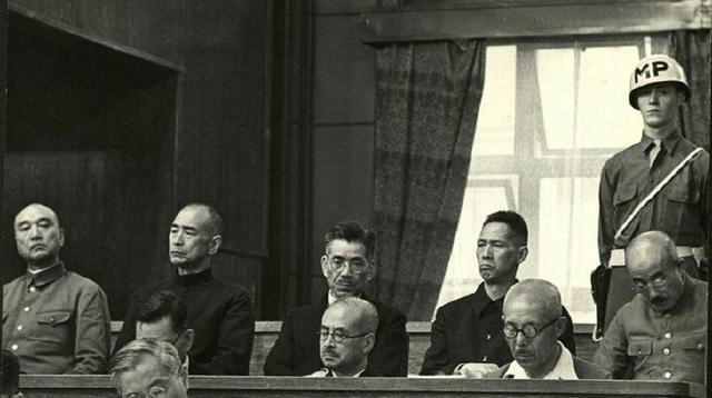 东京审判，伪满皇帝溥仪作为证人引起大轰动，首席检察官亲自询问