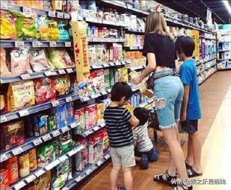 陈若仪带着3个娃逛超市，KIMI长高了很多，快高到妈妈的肩膀了
