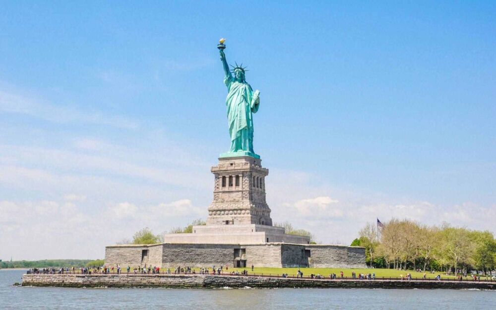 法国准备送美国新自由女神像作为生日礼物，为何颜色却是古铜色？