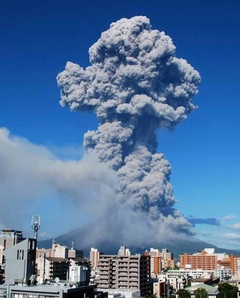 对日本东京影响大吗？日本樱岛火山大规模喷发，烟尘高达4200米