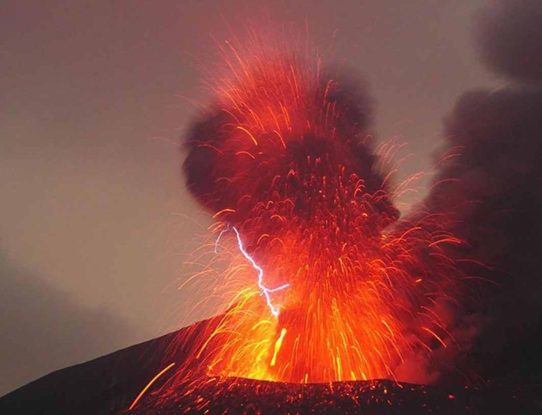 对日本东京影响大吗？日本樱岛火山大规模喷发，烟尘高达4200米