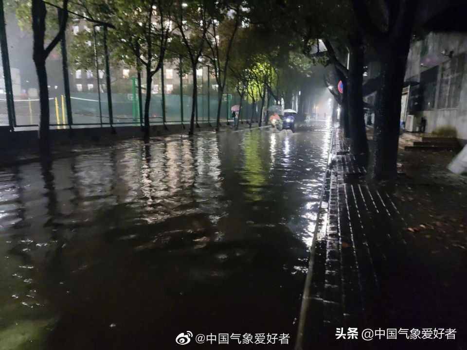 冰雹预警！南方大气层炸锅，武汉大学已看海，数据：局部大暴雨