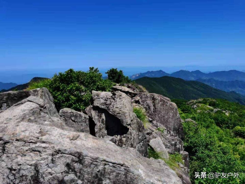 徒步穿越安徽逍遥峰，经徽杭古道蓝天凹登顶清凉峰