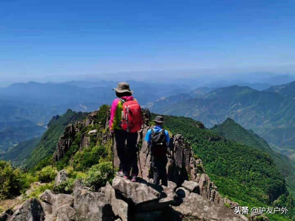 徒步穿越安徽逍遥峰，经徽杭古道蓝天凹登顶清凉峰