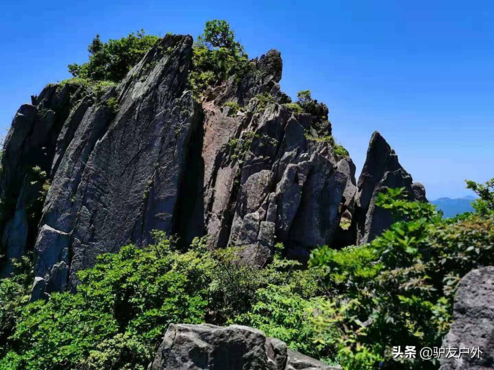 徒步穿越安徽逍遥峰，经徽杭古道蓝天凹登顶清凉峰