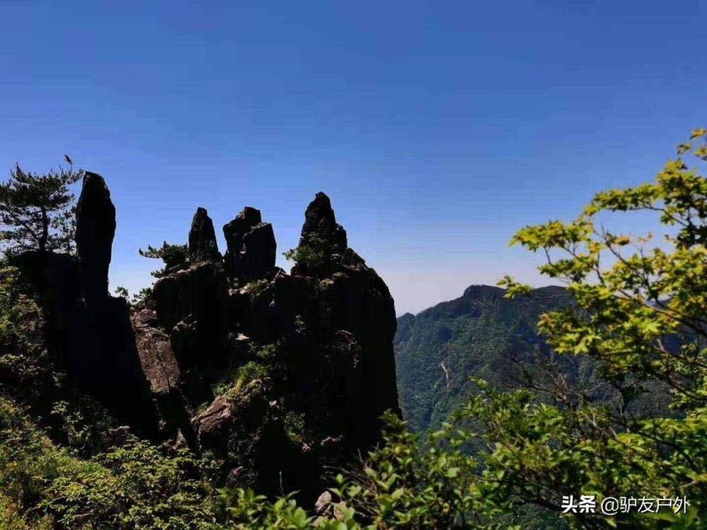 徒步穿越安徽逍遥峰，经徽杭古道蓝天凹登顶清凉峰