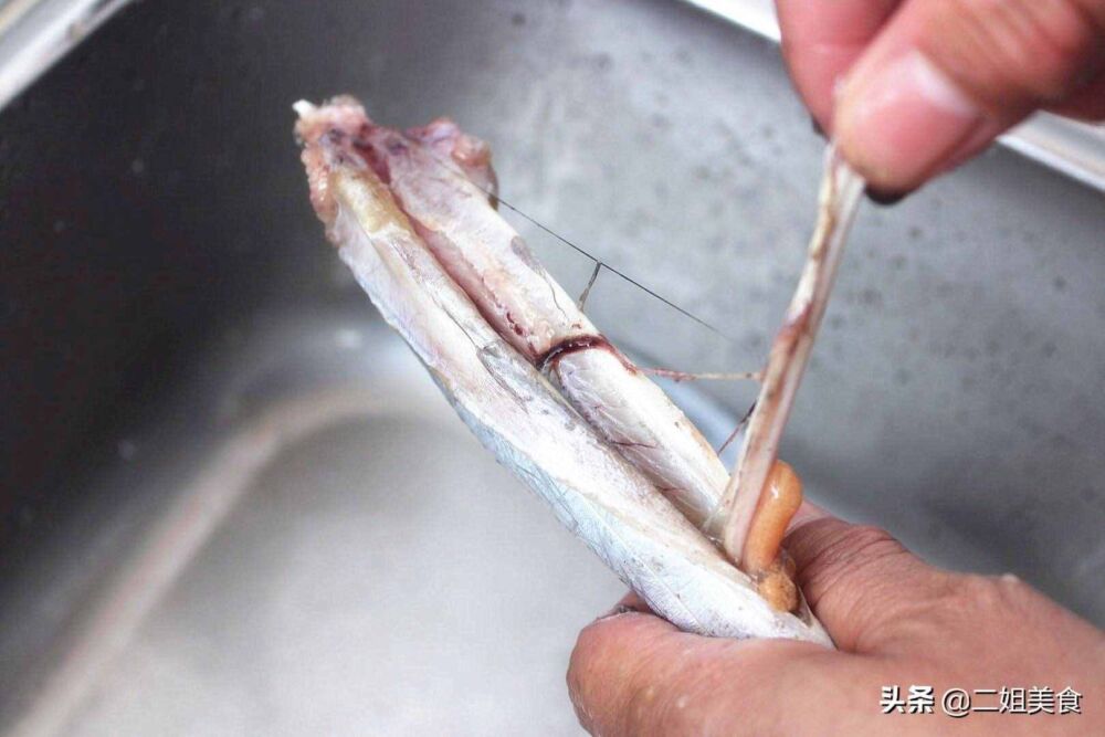 处理带鱼很麻烦？大厨教您一招，几分钟处理好，干净还没腥味