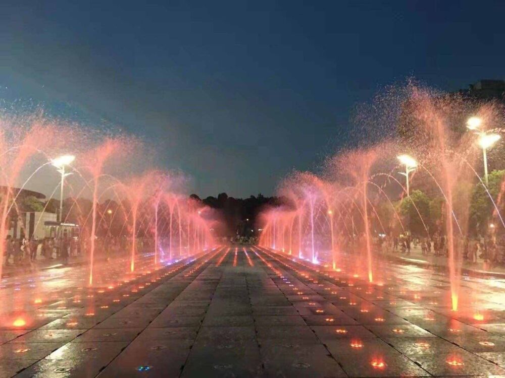 首义广场喷泉“五一”开放迎宾