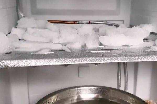 不管冰箱里的冰霜多厚，用这招，冰霜自动脱落