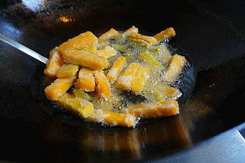 蛋黄焗南瓜家庭版简单做法，味道香甜，色泽诱人