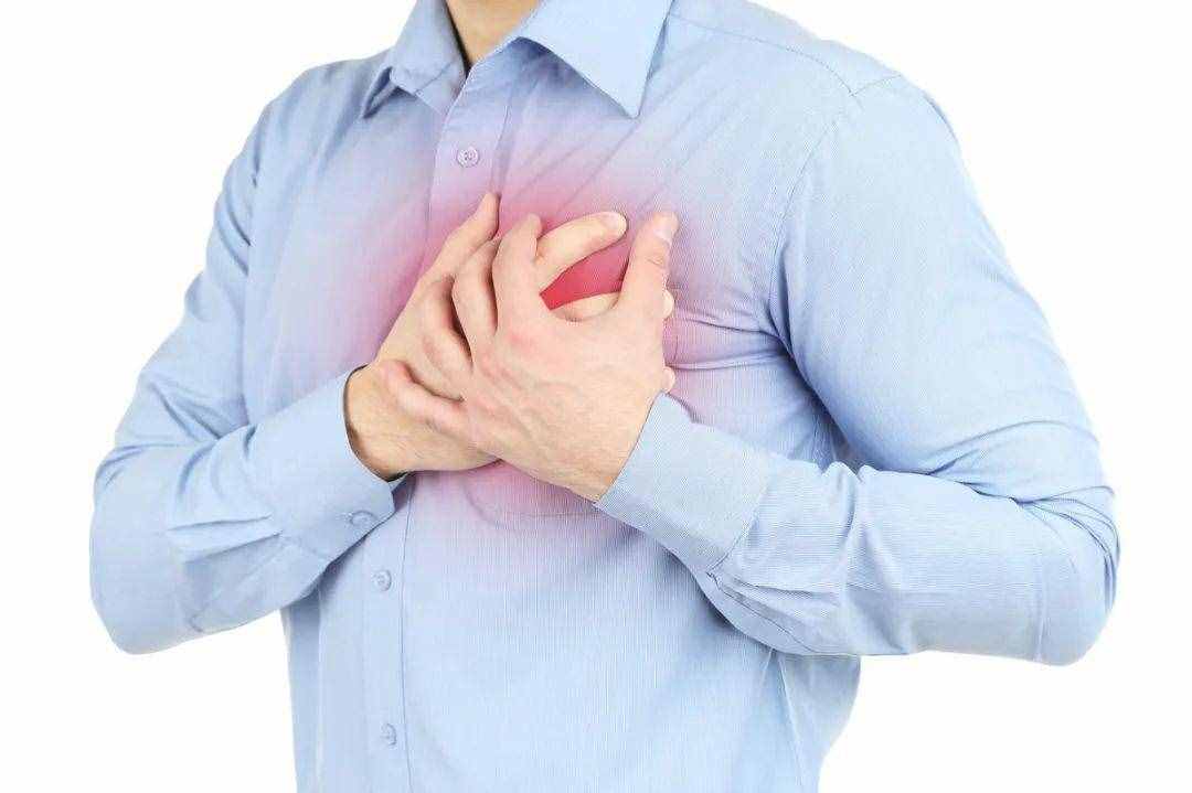 经常出现胸痛胸闷的症状，可能是创伤性气胸引起的，患病后早就医