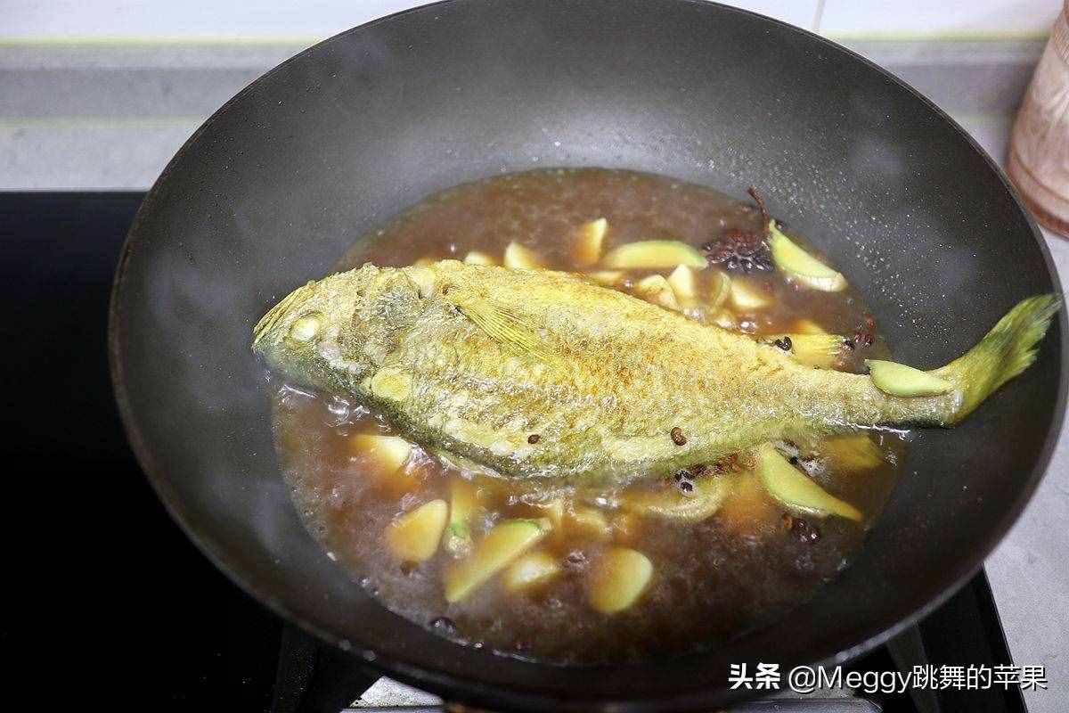 黄花鱼这么做又香又漂亮，一次吃一整条，连炖鱼的小料都不放过