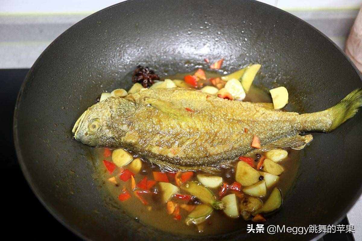 黄花鱼这么做又香又漂亮，一次吃一整条，连炖鱼的小料都不放过