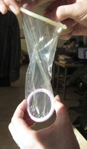 实拍：女式避孕套使用方法真人演示(图)