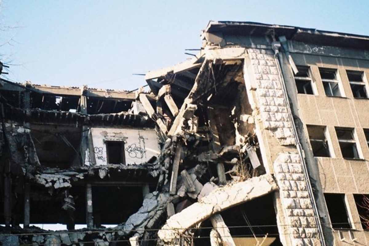 1999年中国使馆被炸，10年后美负责人被灭口，国耻背后有何隐情？
