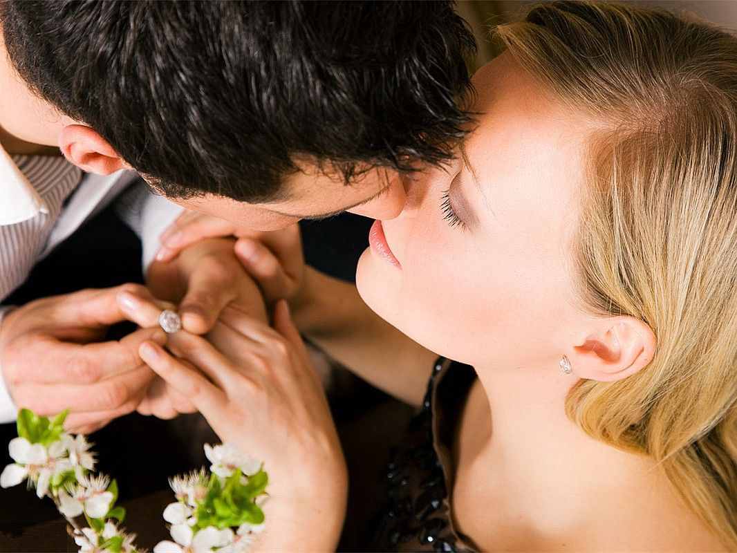 情侣之间，5种常见的接吻姿势，第五种有些“污”，但很浪漫