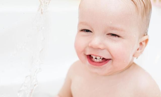 婴儿多大长牙算合格？关于乳牙的萌出时间、护理方式，要提前了解