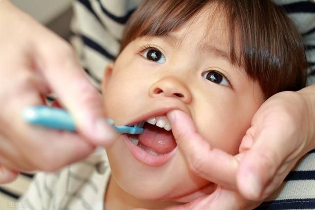 婴儿多大长牙算合格？关于乳牙的萌出时间、护理方式，要提前了解