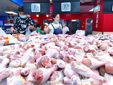 鸡肉价格随牛羊肉身价下跌，不到20元就能买一只整鸡