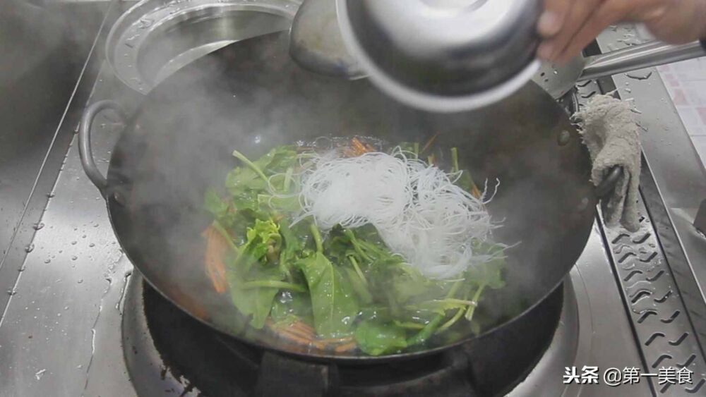 厨师长分享饭店凉拌菠菜的做法，掌握调料汁的方法，自己做也好吃