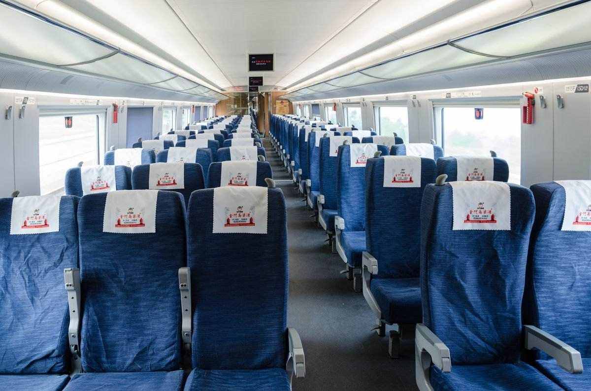 高铁一节车厢能坐多少人？而且座位还都是一个方向的