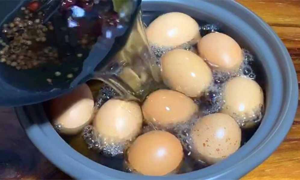 原来腌鸡蛋这么简单，配方步骤详解，简单秘制一做，鸡蛋个个流油