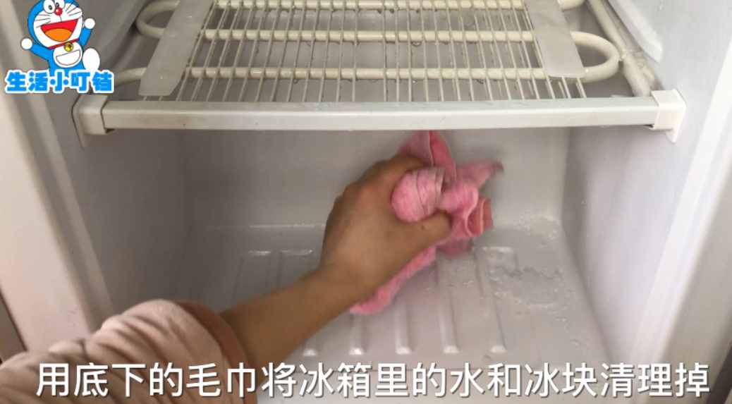 冰箱里结再厚的冰霜，只用它放进去，10分钟把冰霜全都除干净