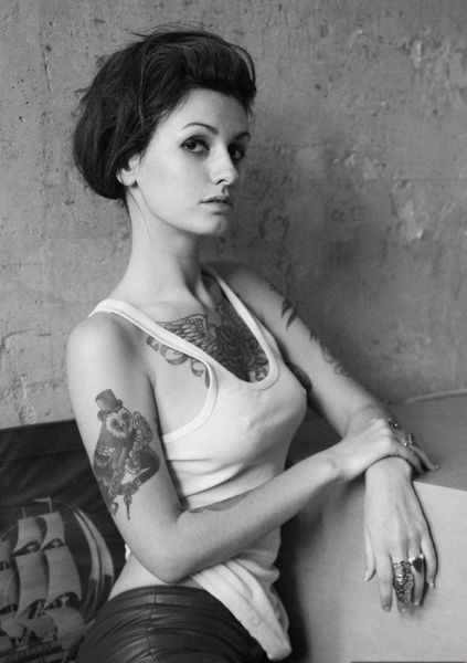 美女纹身师月入万元 了解一下纹身的忌讳和讲究