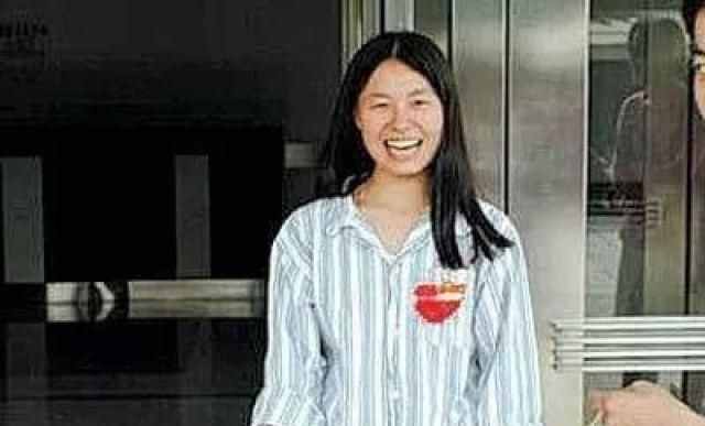 2003年，八宝山为一位24岁女孩举行葬礼，撒贝宁赶来为她致悼词