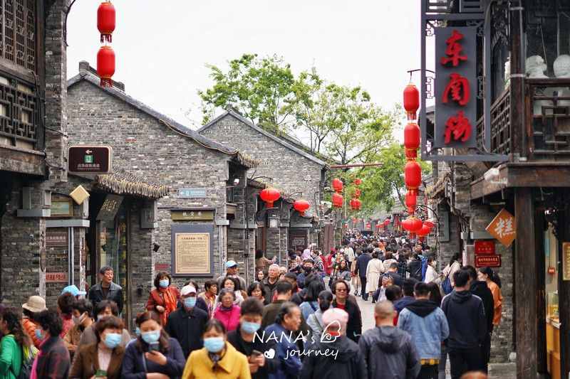 扬州最有古韵味的一条街，汇聚各种百年老店，也是旅游热门集散地