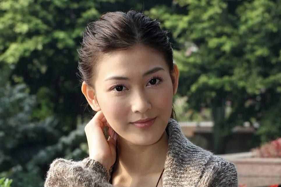 香港著名女星李彩桦陷入整容疑云，被指面部僵硬，几个月变一次脸