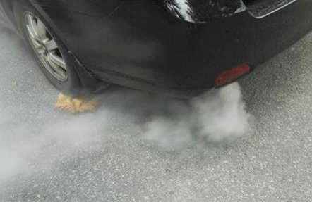汽车排气管冒白烟有问题吗？