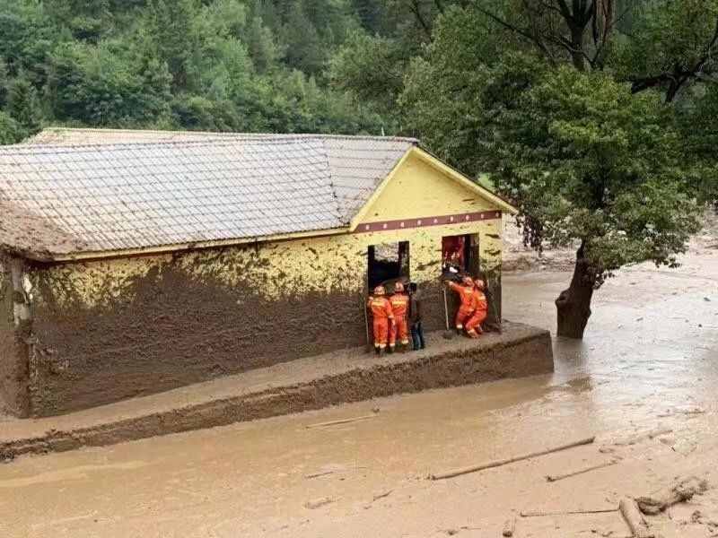 遭遇山体滑坡、泥石流怎么办？