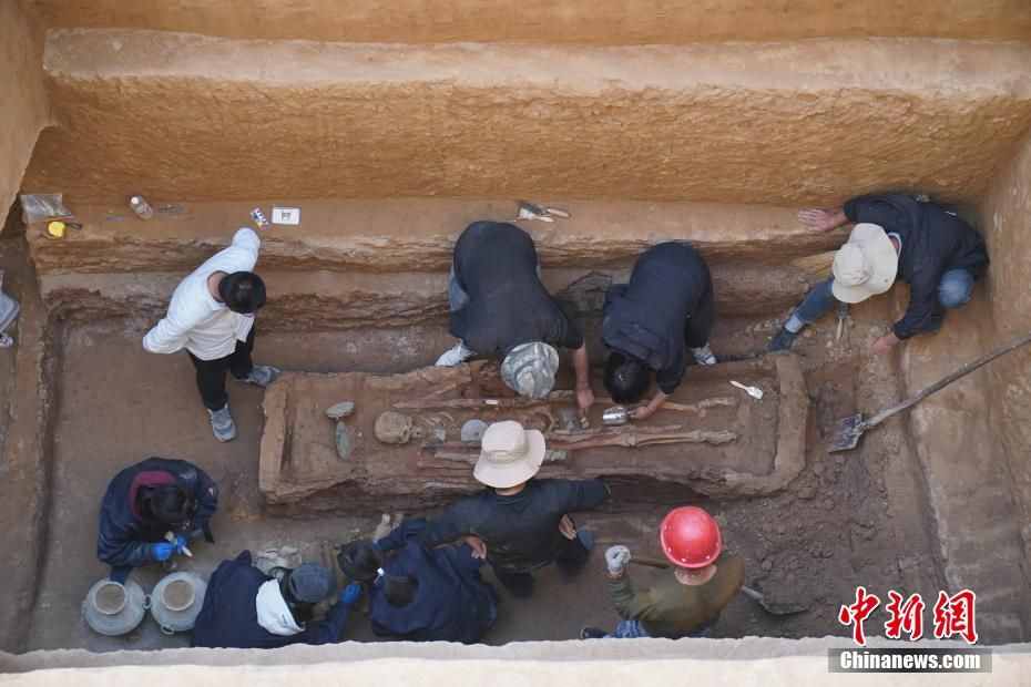 陕西发现一完整西汉早期墓葬 出土近百件珍贵文物