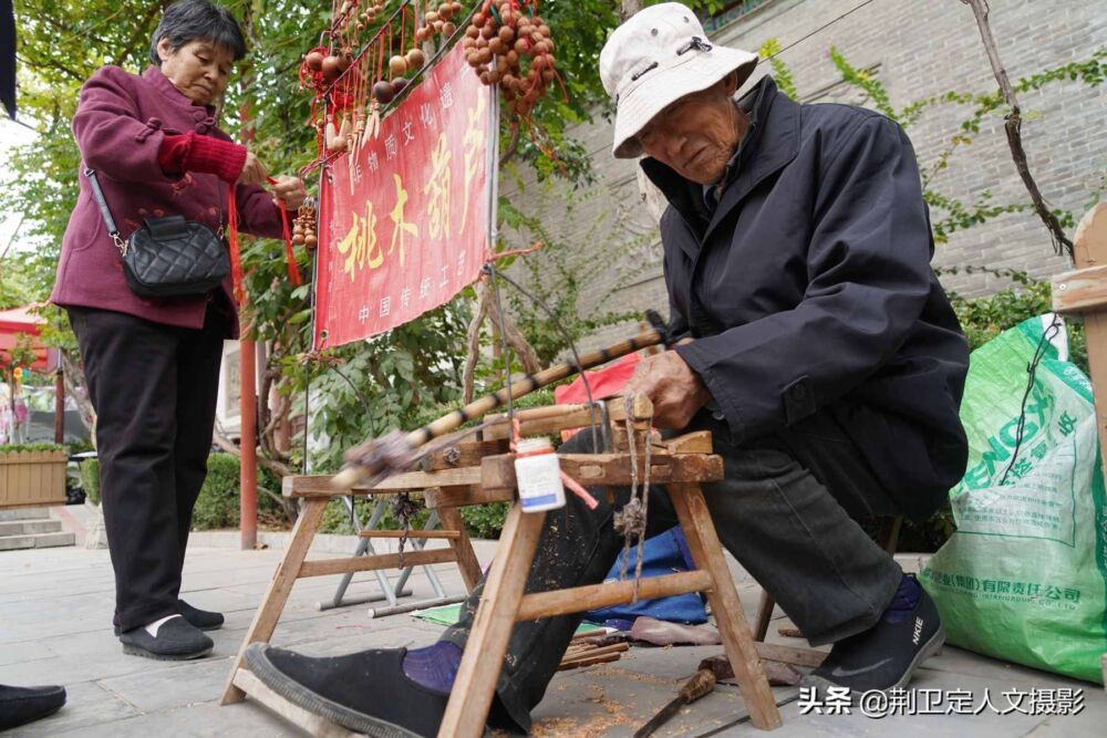 78岁农民大爷，12根木棍做出木工车床，用了60年成传家宝