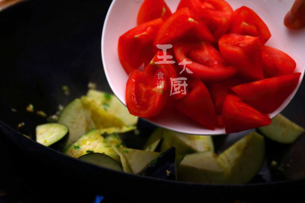 番茄烧茄子，一道适合夏天的开胃菜，咸香酸甜，开胃下饭