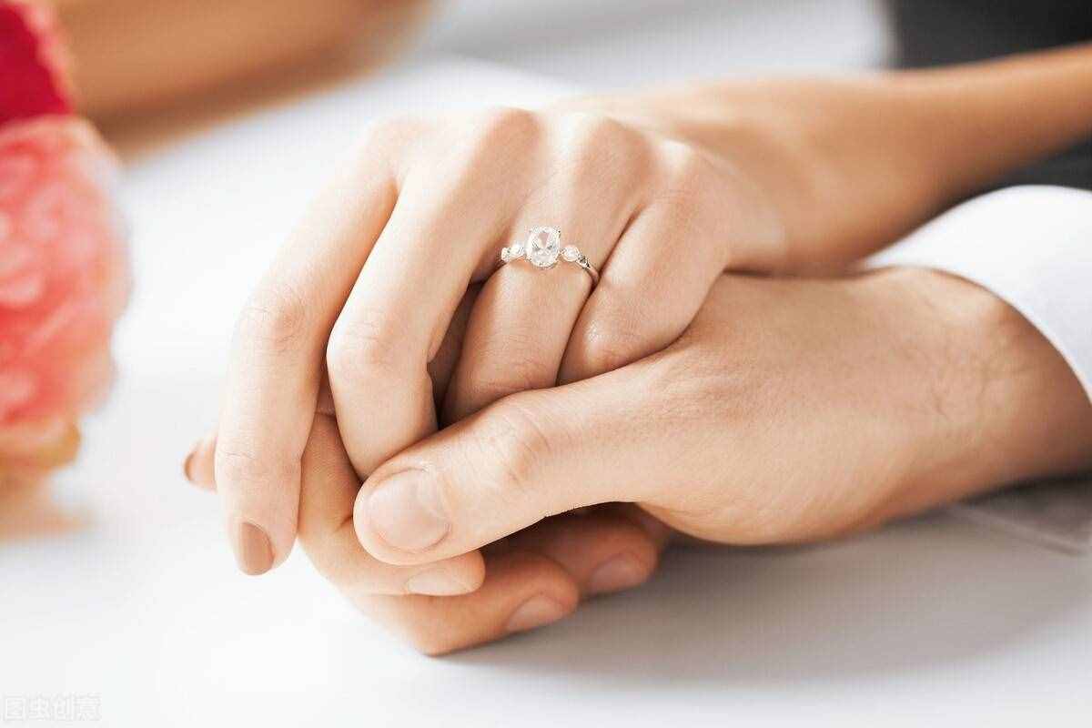 都知道戒指戴在无名指表示结婚了，那戴在中指是什么？