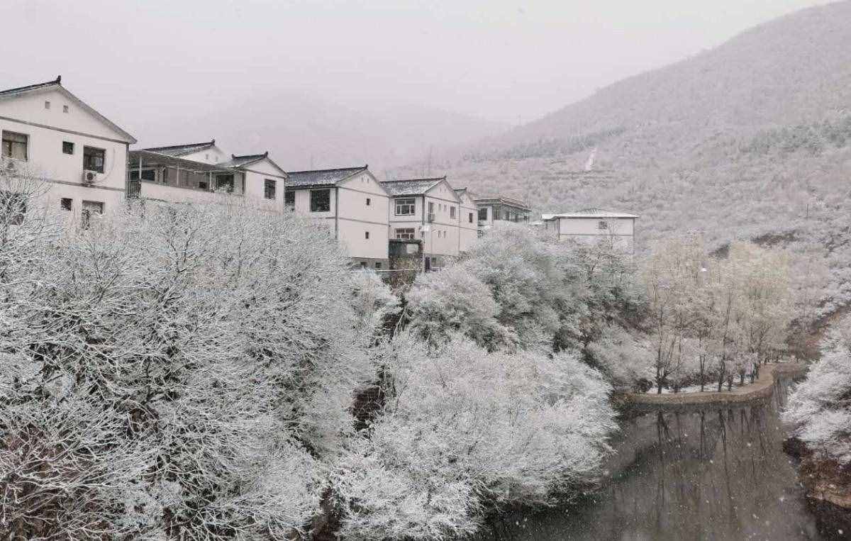 “首都屋脊”迎春雪，门头沟这个村有如仙境