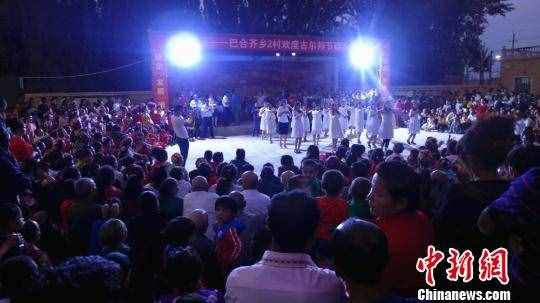 古尔邦节新疆喀什村落民众欢歌起舞（组图）