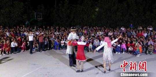 古尔邦节新疆喀什村落民众欢歌起舞（组图）
