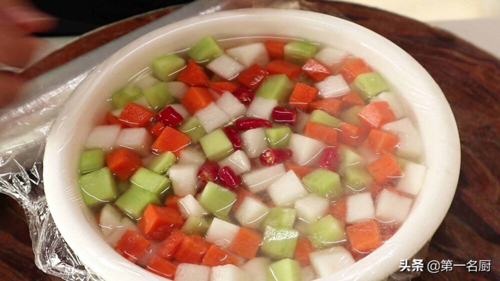 家常泡菜最好吃的做法，大磊1次做1盆，爽口开胃，腌一晚上就能吃