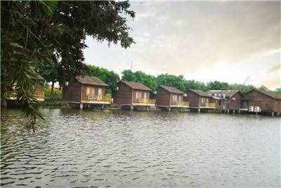 在惠州这家度假村，住在悬在湖边的小木屋是什么样的体验