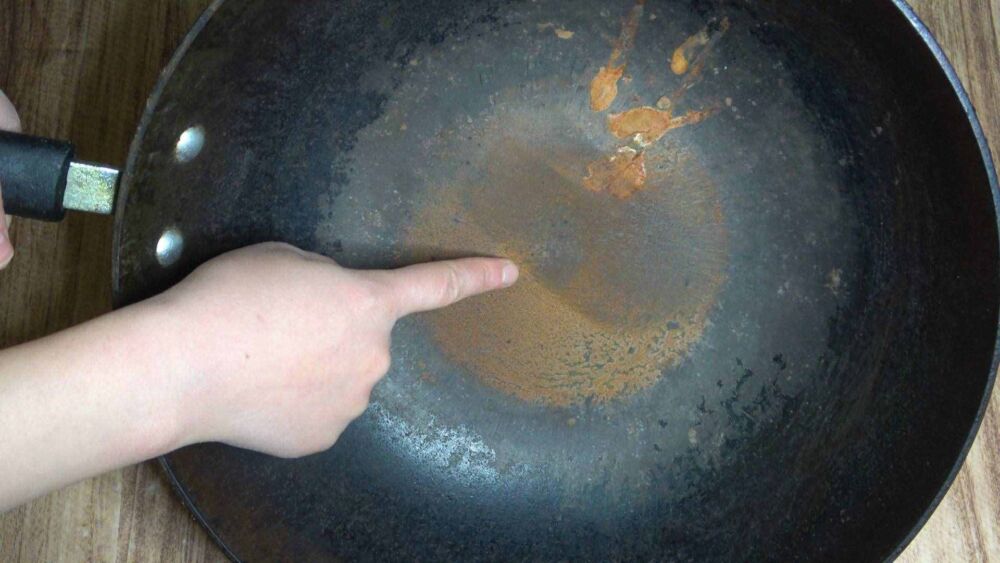 铁锅生锈了不要扔，大厨教你一招，轻松去锈，还不粘锅，简单实用